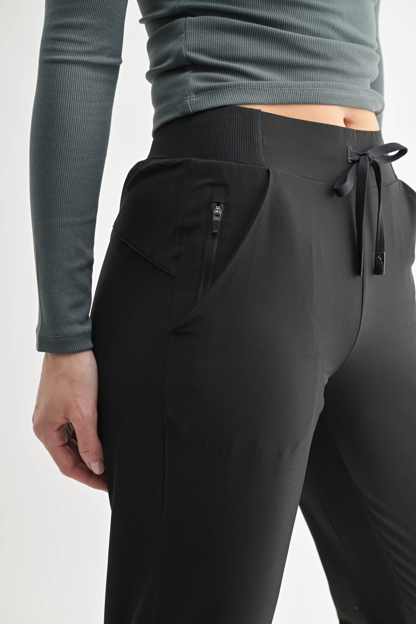 High-Waisted Capri Active Joggers with Pockets